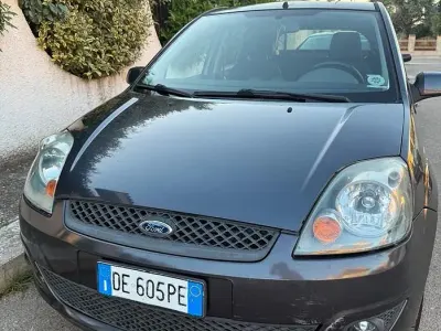 Begagnad Ford Fiesta Ghia 68 HK (50 kW) 2006 Blå Halvkombi