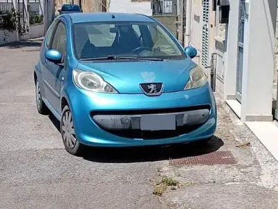 Usata Peugeot 107 68 CV (50 kW) 2006 Bluazzurro Utilitaria