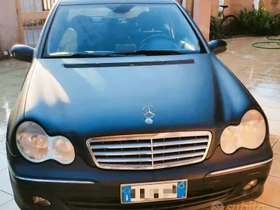 Usata Mercedes 220 150 CV (110 kW) 2005 Bluazzurro Berlina