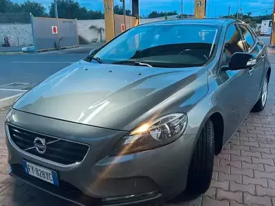 Usado Volvo V40 115 CV (84 kW) 2015 Gris Berlina