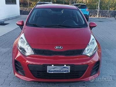 Usata Kia Rio 75 CV (55 kW) 2015 Rosso Berlina
