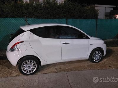 Usata Lancia Ypsilon 95 CV (69 kW) 2015 Bianco Utilitaria