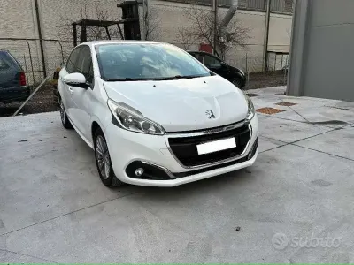Usata Peugeot 208 Active 68 CV (50 kW) 2015 Utilitaria