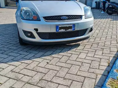 Usata Ford Fiesta 75 CV (55 kW) 2007 Grigio Utilitaria
