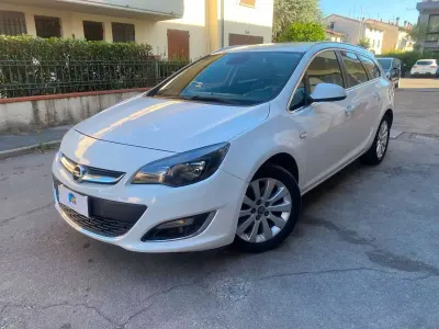Usata Opel Astra 110 CV (80 kW) 2014 Bianco Station wagon