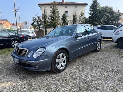 Usata Mercedes E220 Avantgarde 149 CV (109 kW) 2004 Blu Berlina