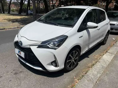 Usata Toyota Yaris Hybrid Cool 73 CV (53 kW) 2018 Bianco Berlina