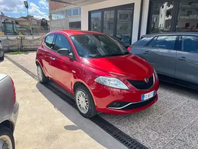 Usata Lancia Ypsilon Silver 80 CV (58 kW) 2016 Rosso Utilitaria