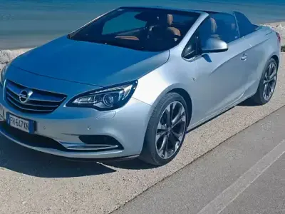 Usado Opel Cascada Innovation 170 CV (125 kW) 2017 Gris Descapotable