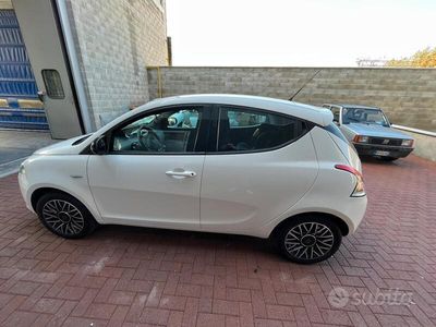 usata Lancia Ypsilon momo design