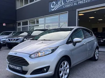 Usata Ford Fiesta 82 CV (60 kW) 2013 Grigio Berlina