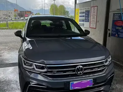 Usata VW Tiguan R-line 190 CV (139 kW) 2022 Grigio SUV