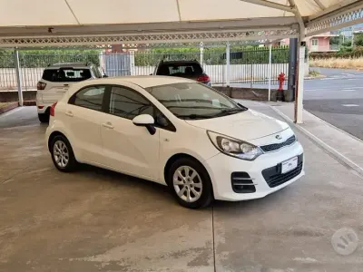 Usata Kia Rio 75 CV (55 kW) 2015 Bianco Utilitaria