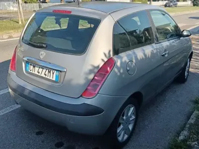 Usata Lancia Ypsilon 80 CV (58 kW) 2004 Argento Utilitaria