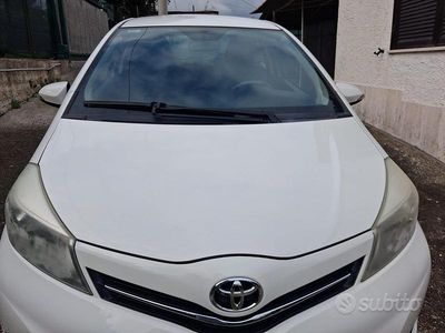 Usata Toyota Yaris 90 CV (66 kW) 2012 Bianco Utilitaria