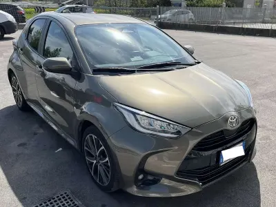 Usata Toyota Yaris Hybrid Lounge 131 CV (96 kW) 2024 Verde Berlina