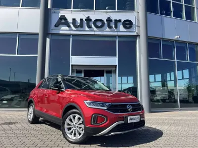 Usata VW T-Roc Life 116 CV (85 kW) 2025 Rosso SUV