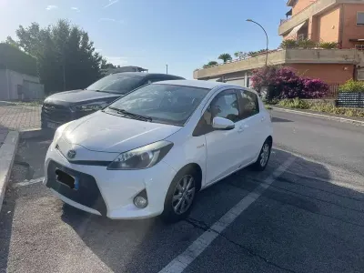 Usata Toyota Yaris Hybrid Lounge 75 CV (55 kW) 2014 Berlina
