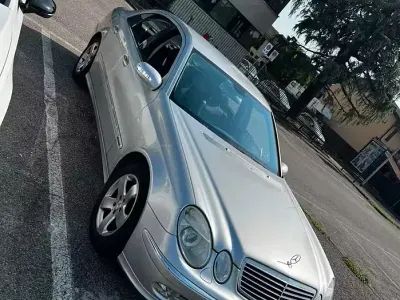 Usata Mercedes E320 224 CV (164 kW) 2002 Grigio Berlina