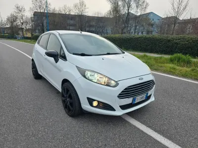 Usata Ford Fiesta Titanium 75 CV (55 kW) 2014 Bianco Utilitaria