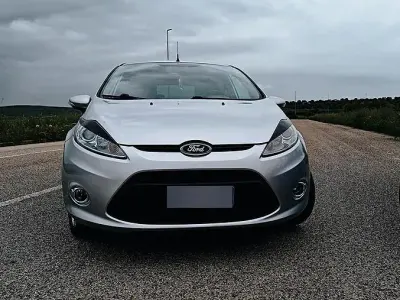 Usata Ford Fiesta 70 CV (51 kW) 2012 Grigio Berlina