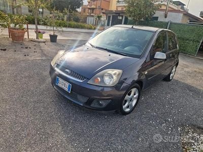 Usata Ford Fiesta Ghia 80 CV (58 kW) 2008 Grigio Utilitaria