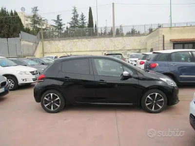 Usata Peugeot 208 Allure 102 CV (75 kW) 2020 Nero Utilitaria