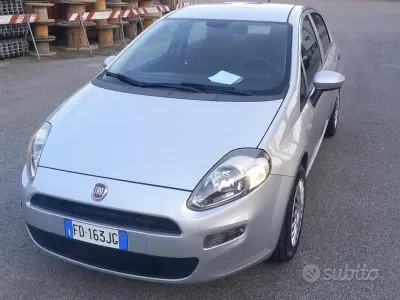 Usado Fiat Punto Street 77 CV (56 kW) 2016 Gris Utilitario