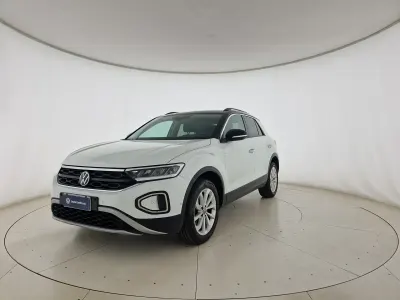 Usata VW T-Roc Life 110 CV (80 kW) 2023 Pure white nero SUV