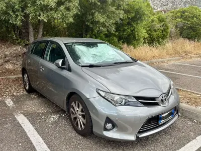 Usata Toyota Auris Lounge 90 CV (66 kW) 2013 Grigio Berlina