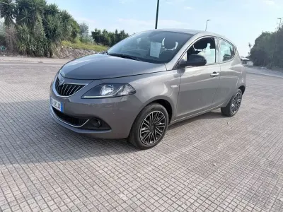Usata Lancia Ypsilon Gold 69 CV (50 kW) 2022 Grigio Utilitaria
