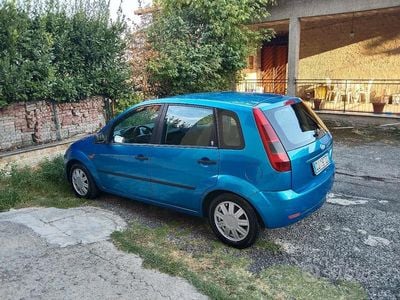 Usata Ford Fiesta 75 CV (55 kW) 2004 Blu Berlina