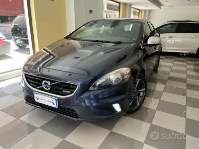 Usata Volvo V40 R-Design Momentum 115 CV (84 kW) 2014 Bluazzurro Berlina