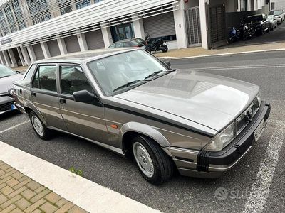 Usata Alfa Romeo 75 155 CV (114 kW) 1990 Grigio Berlina
