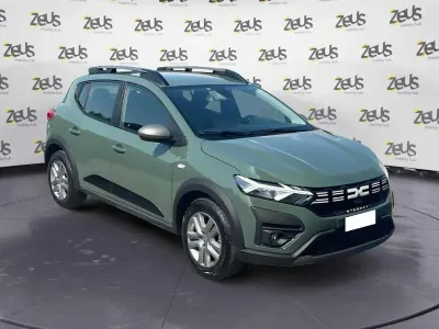 Usata Dacia Sandero Expression 101 CV (74 kW) 2023 Verde Utilitaria