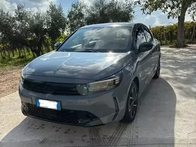 Usata Opel Corsa GS Line 75 CV (55 kW) 2025 Grigio Utilitaria