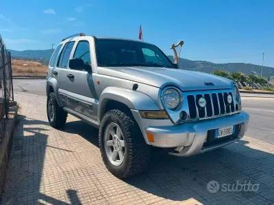 Usata Jeep Cherokee 163 CV (119 kW) 2006 Grigio SUV