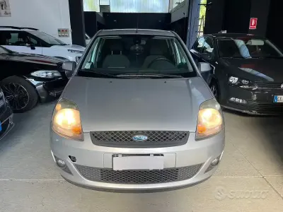 Usata Ford Fiesta Ghia 75 CV (55 kW) 2008 Grigio Utilitaria