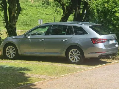 Usata Skoda Superb Executive 150 CV (110 kW) 2019 Argento Station wagon