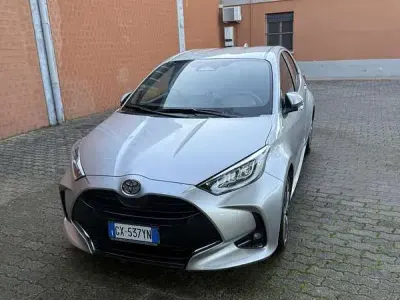 Usata Toyota Yaris Hybrid Lounge 131 CV (96 kW) 2025 Grigio Utilitaria