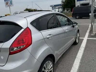Usata Ford Fiesta Titanium 82 CV (60 kW) 2010 Bianco Berlina