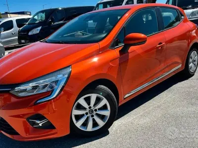 Używany Renault Clio V Business 86 KM (63 kW) 2020 Pomarańczowy Sedan/Limuzyna