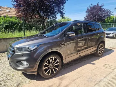 Usata Ford Kuga ST-Line 150 CV (110 kW) 2017 Grigio SUV