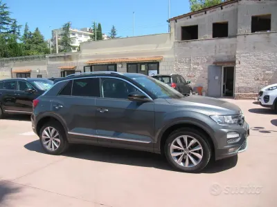 Usata VW T-Roc Style 116 CV (85 kW) 2018 Grigio SUV