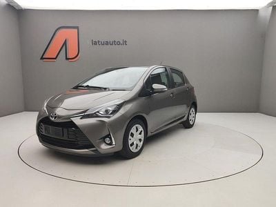Grigio medio Usata 2017 Toyota Yaris Active Utilitaria | 9890 € (Buon prezzo)