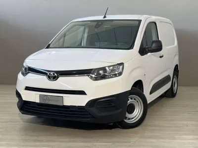Usata Toyota Proace City Active 102 CV (75 kW) 2021 Bianco Monovolume