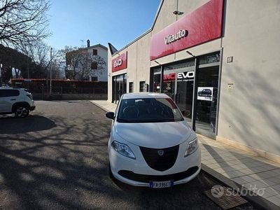 Usata Lancia Ypsilon 69 CV (50 kW) 2015 Bianco Utilitaria
