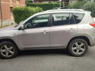 Usata Toyota RAV4 136 CV (100 kW) 2007 Argento SUV