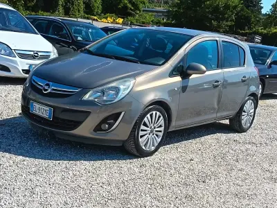 Usata Opel Corsa 86 CV (63 kW) 2013 Marrone Utilitaria