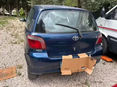 Usado Toyota Yaris 68 CV (50 kW) 1999 Azul Utilitario
